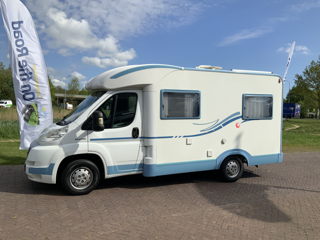 Adria   Compact   2.3 MultiJ. 130 PK , Half-integraal  , Frans-bed achter , Motor-airco , Trekhaak , Kleine camper , Bj. 2009 Camp centrum on the road Marum foto: 4