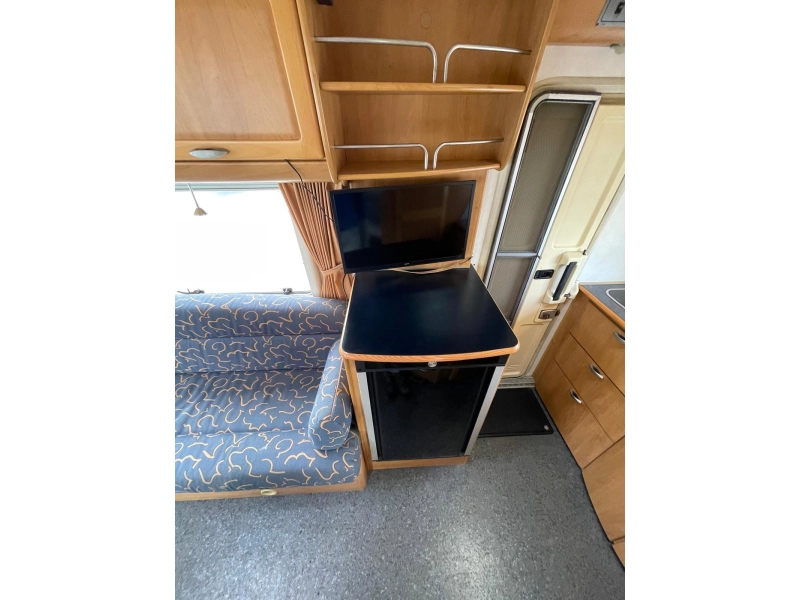 Hymer B 584 Hefbed bar-indeling 2000  foto: 12
