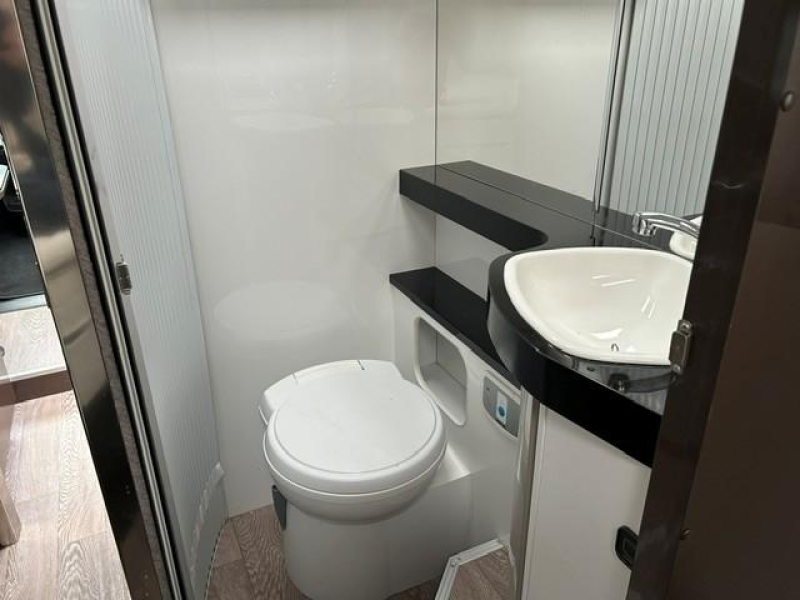 Hobby Optima Premium 65 GQ Cama Queen y cama abatible foto: 8