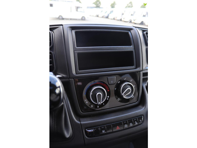LMC Innovan 640 140cv Autom&aacute;tico | Camas longitudinales | Toldo | Techo panor&aacute;mico | Ventanas empotradas | Control de crucero | Nuevo disponible en stock | foto: 18