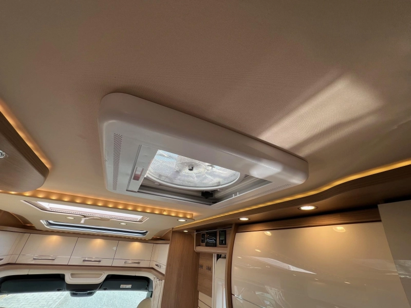 Carthago C-Tourer T 143 LE MERDCEDES/2 ZONNEPAN.  foto: 7
