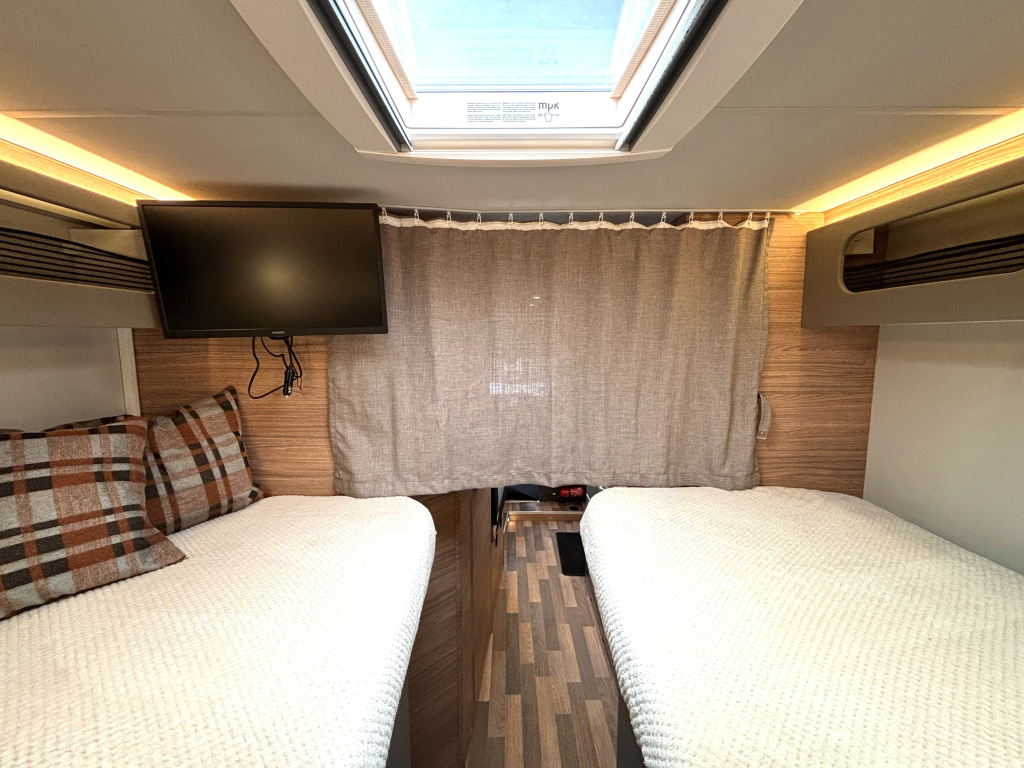 Weinsberg CaraLoft 640 MERCEDES AUTOM&Aacute;TICO CAMAS INDIVIDUALES CAMA ABATIBLE foto: 3