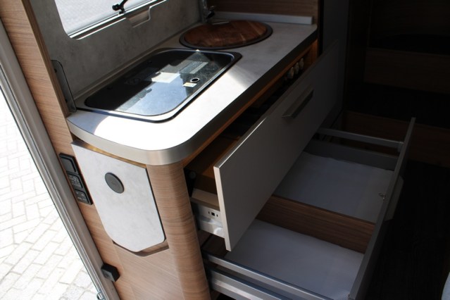 Young Knaus VanSation 650 Peugeot 2.2 l/ 165 hp with only 7,873 km single beds (45 photo: 35
