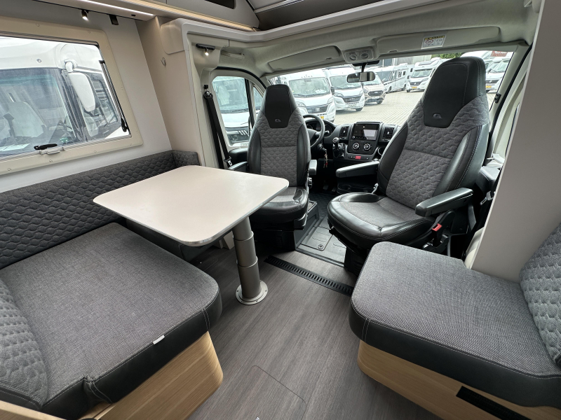 Adria Coral 600 SL 140PK Lengtebedden Garage  foto: 16