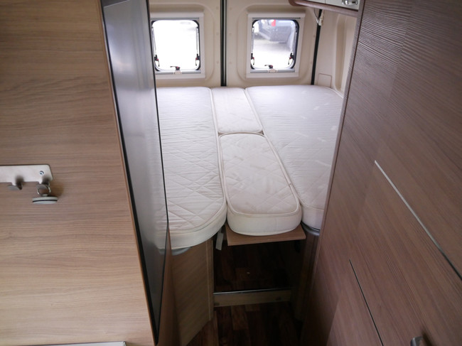 Karmann Davis 620, 6.40 Meter Buscamper, Lengtebedden foto: 17