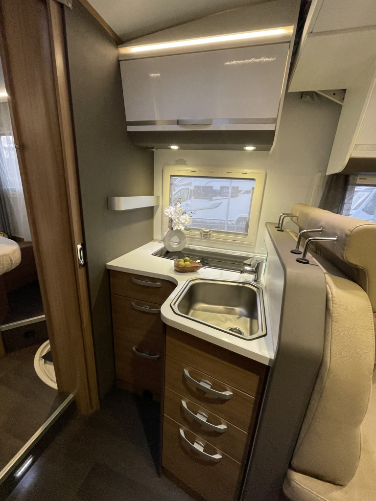 Adria Matrix 600 SC CAMA QUEEN+CAMA ABATIBLE 6.99M foto: 6
