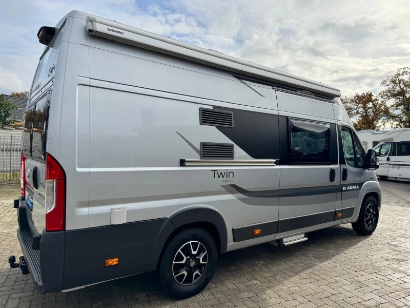 Adria Twin 640 SLX Vastbed top-Indeling  foto: 2