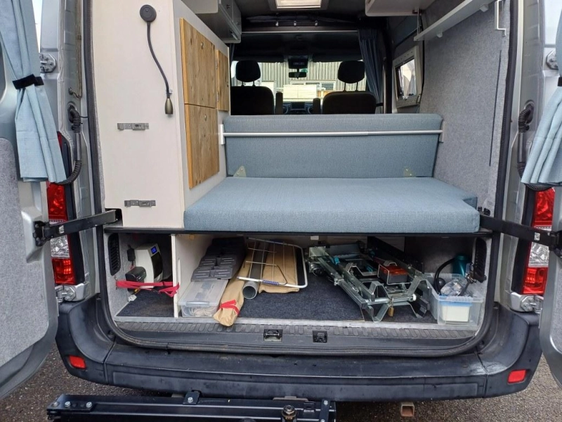 Nissan NV400 photo: 13