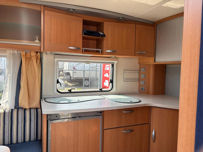 Knaus Azur NL-Premium line | Caravanmover | Fietsenrek | | Douche | 3-Pits gasfornuis | Koelkast + vriesvak foto: 9