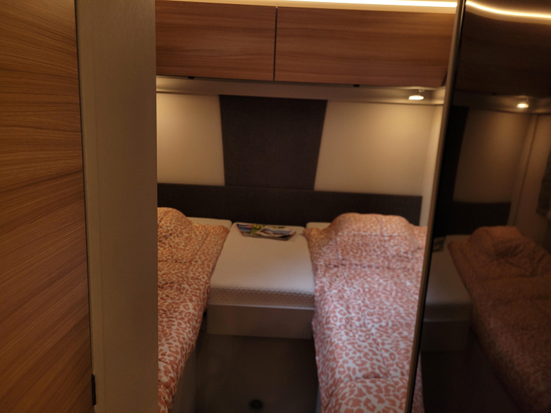 Dethleffs Pulse GT 6811 Lagebedden vlakke vloer !  foto: 14