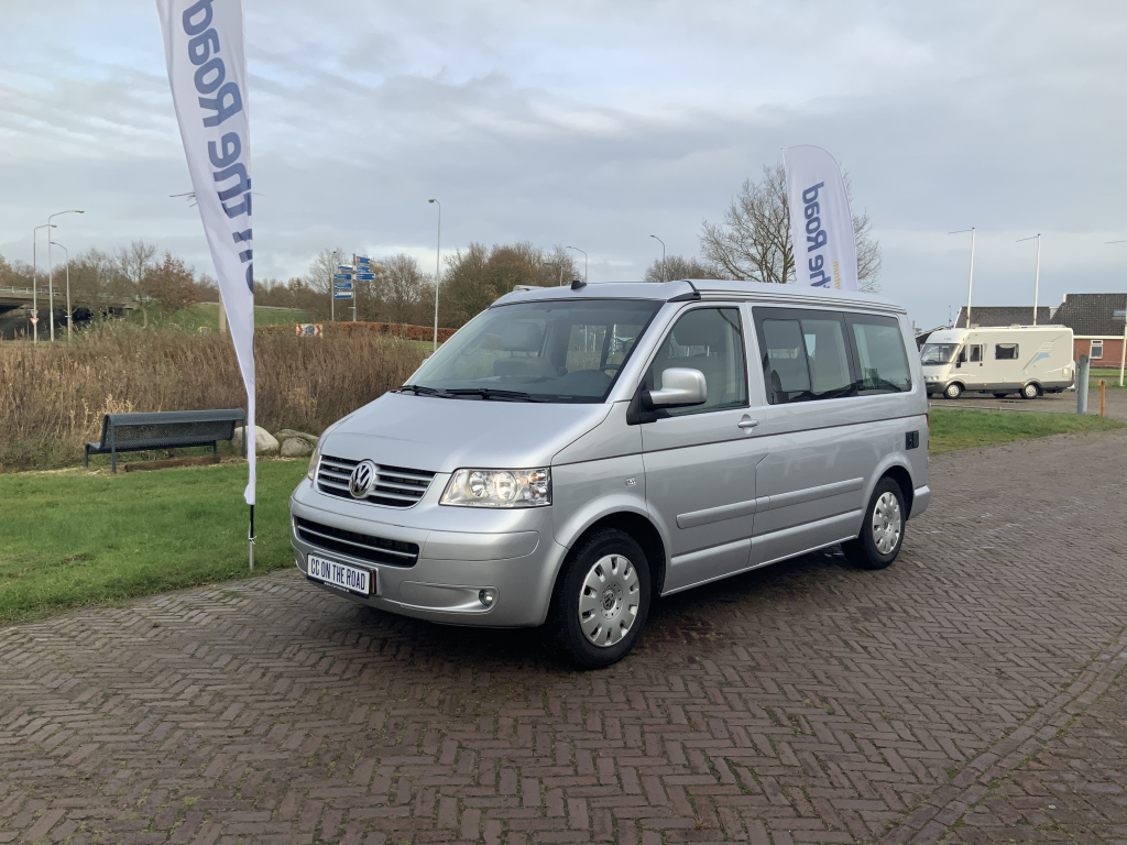 VW Westfalia California 2.5 TDi 130 PS, 5 Sitzpl&auml;tze, 4 Schlafpl&auml;tze, Elektr. Hubdach / Seitent&uuml;r, Bj 2006 Camper Centrum On the Road am Noorderringweg 4 in Marum. Foto: 0