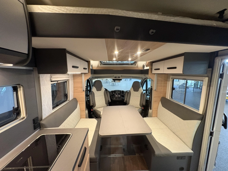 Knaus L!ve Wave 700 DX 180hp automatic /queen bed photo: 7