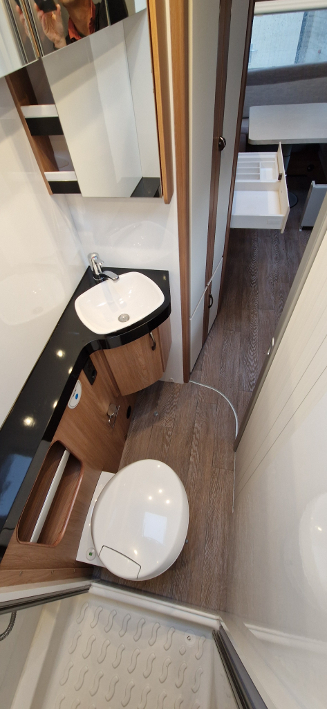 HOBBY Hobby De Luxe 540 FU – Frans Bed – Mover (Autark) foto: 17