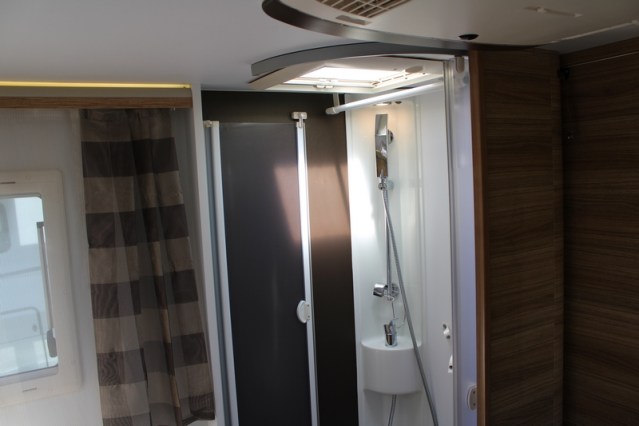 Robuuste Adria Matrix M 670 SK AUTOMAAT 5 gordelplaatsen Queensbed + hefbed (71  foto: 60