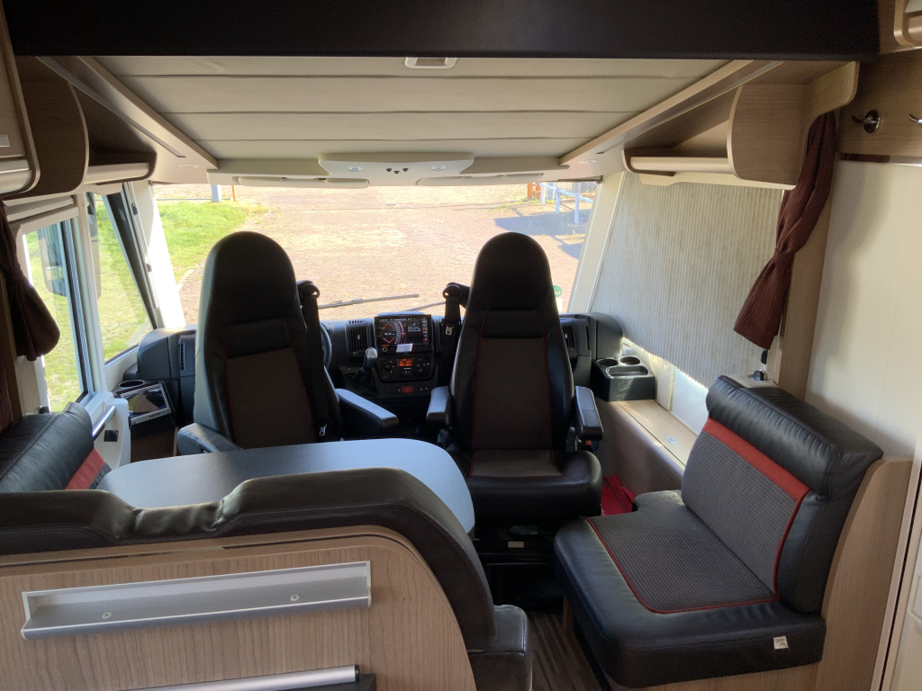 Carthago Malibu I 460 AUTOM&Aacute;TICA 150 CV Integral, Camas longitudinales y Cama abatible, Garaje, Aire acondicionado de motor, Aire acondicionado de techo, Sistema de nivelaci&oacute;n, Camper centrum on the road Marum foto: 9