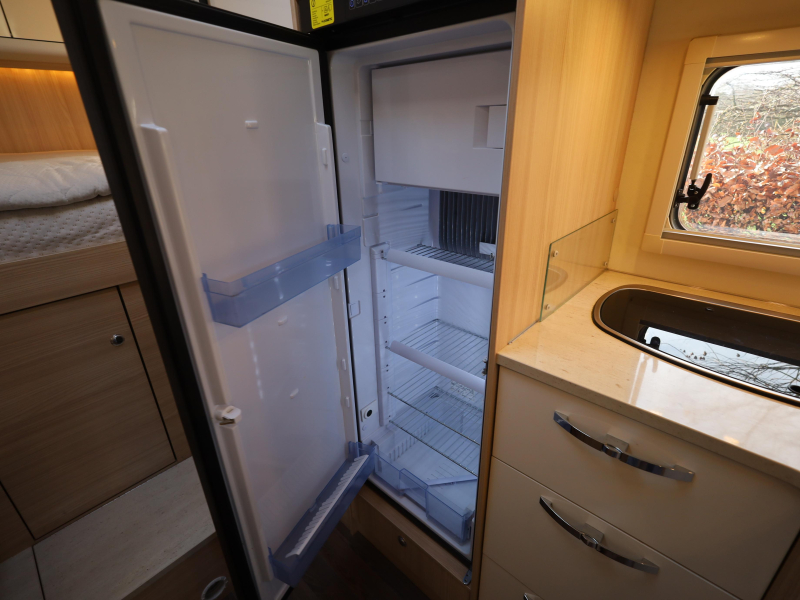B&uuml;rstner Ixeo IT 710 G cama transversal + cama abatible foto: 7