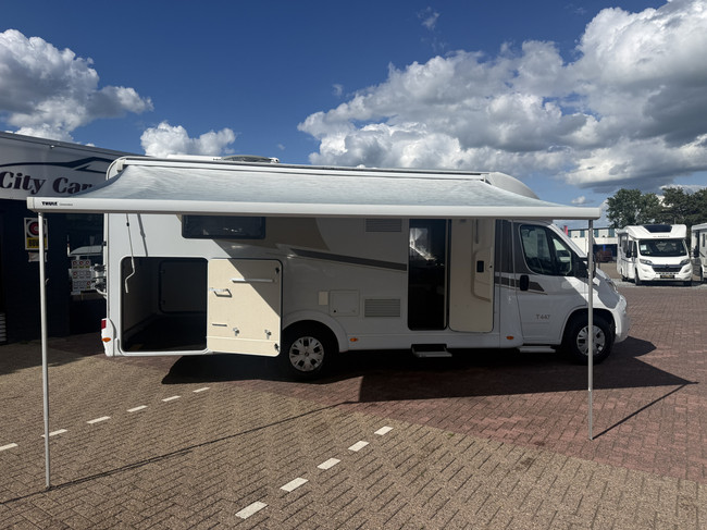 Hymer carado T 447 autom&aacute;tico camas individuales toldo aire acondicionado de techo panel solar antena parab&oacute;lica el&eacute;ctrica TV c&aacute;mara portabicicletas garaje grande nevera XXL foto: 3