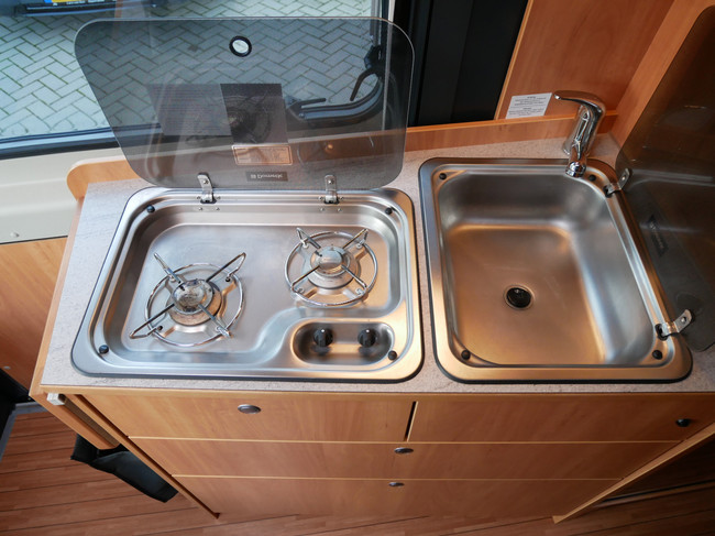 Pössl 2Win Plus, 6 Meter Buscamper, Groot Dwarsbed!!! foto: 12