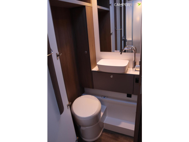 Carado T447 Edition 26 165pk Automaat | Lengtebedden | Luifel | Hefbed | Gescheiden douche | Fietsendrager | 12'' Ford multimediasystee foto: 22