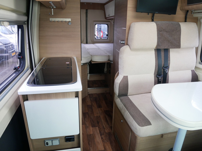 Karmann Davis 620, 6.40 Meter Buscamper, Lengtebedden foto: 11