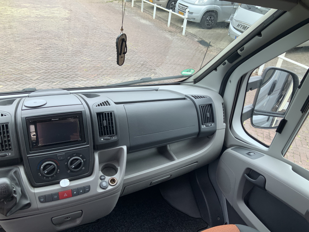 Knaus Van Ti 600 ME – Compleet 3 liter 160 PK Half-integraal, vastbed, halve- treinzit, draaistoelen Camper centrum on the road foto: 27