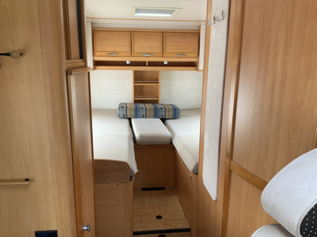 LMC  Fiat Ducato  2,8 JTD  128 PK , AUTOMAAT   Half-integraal ,  Motor-airco , 2 Lengte-bedden ( Laag ) , Alko-chassis  etc. Bj 2003 Camper centrum on the road Marum  foto: 7