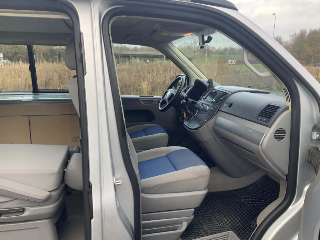 VW Westfalia California 2.5 TDi 130 PS, 5 Sitzpl&auml;tze, 4 Schlafpl&auml;tze, Elektr. Hubdach / Seitent&uuml;r, Bj 2006 Camper Centrum On the Road am Noorderringweg 4 in Marum. Foto: 7