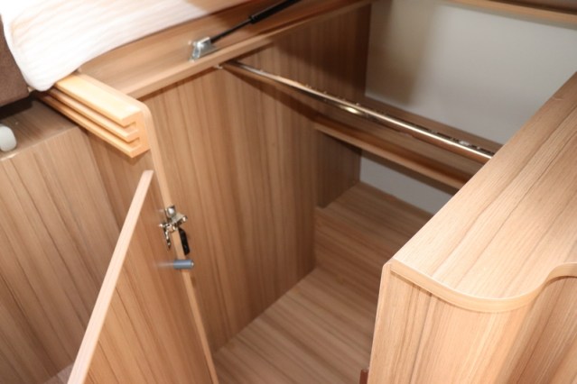 9 traps AUTOMAAT Knaus Platinum Edition Sun TI 650 vlakke vloer enkele bedden (80  foto: 48