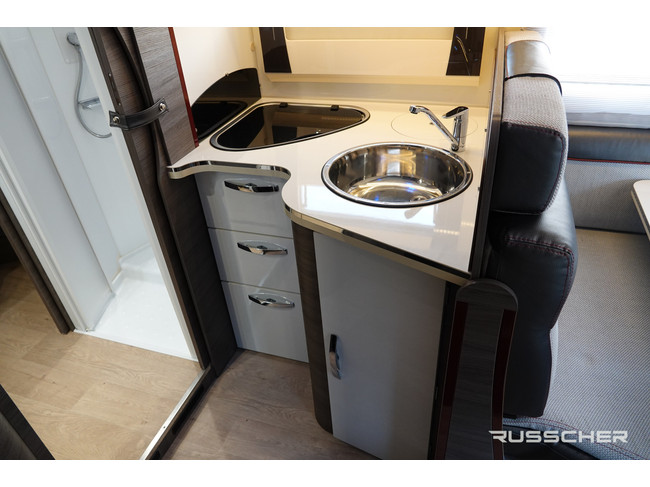 Mc Louis NEVIS | 150Pk | Queensbed | Dakairco | Luchtvering | Zonnepaneel foto: 8