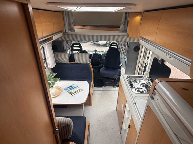 Hymer C 644 Alkoven Querbett+Hochbett Vollausstattung in sehr gutem Zustand Klimaanlage Markise TV elektr. Satellitensch&uuml;ssel 2x Solarpaneele gro&szlig;e Garage Wechselrichter Anh&auml;ngerkupplung Foto: 19
