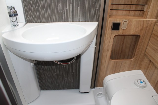 Compacto Hymer Exsis i 474 Fiat 160 cv estrecho ligero camas individuales y cama abatible (55 foto: 51
