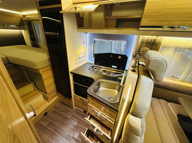 Adria CORAL S 600SL Plus, Autom&aacute;tico, Camas individuales, 1er Propietario 150CV foto: 13