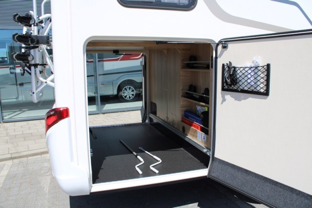 Hymer Exsis i 474 Fiat 160 CV compacto, estrecho, ligero, con camas individuales y cama abatible (55 foto: 18