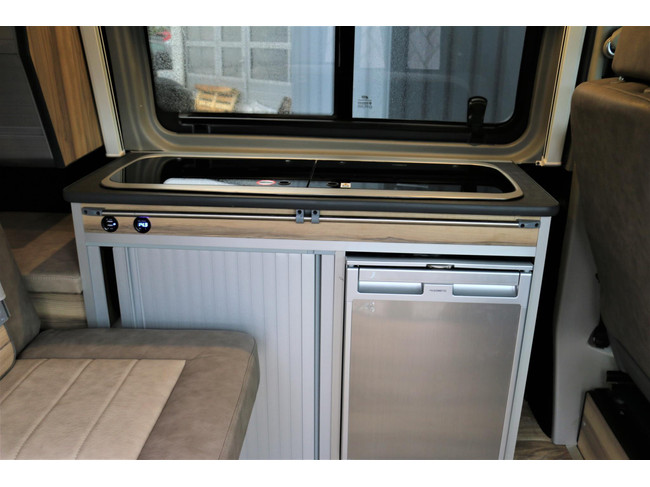 Volkswagen Transporter Kombi 2.0 TDI L1H1 4 Schlafpl&auml;tze | Tempomat | Neues Interieur | drehbarer Vordersitz | Insektenschutzgitter | K&uuml;hlschrank / Gefrierfach | Foto: 12