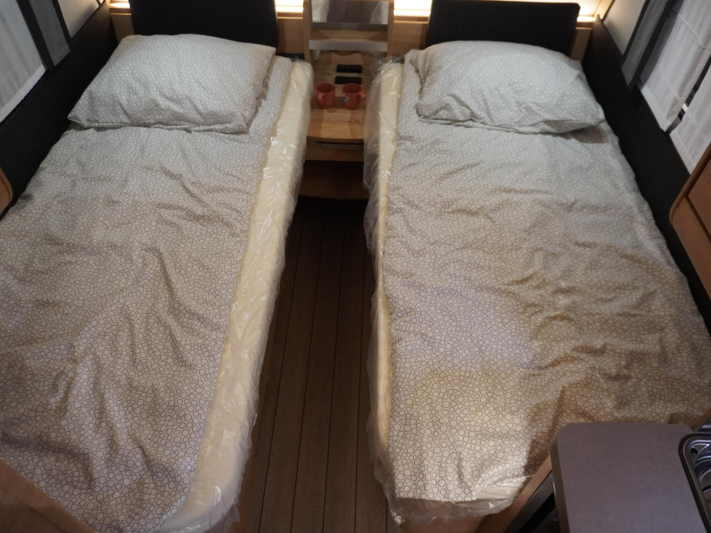 Knaus Sudwind Black Selection 460 EU ENKELE BEDDEN  foto: 2