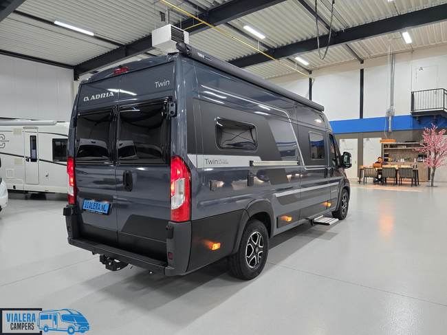 Adria Twin Supreme 640 SLB *Automaat 180pk* Lengtebedden foto: 4