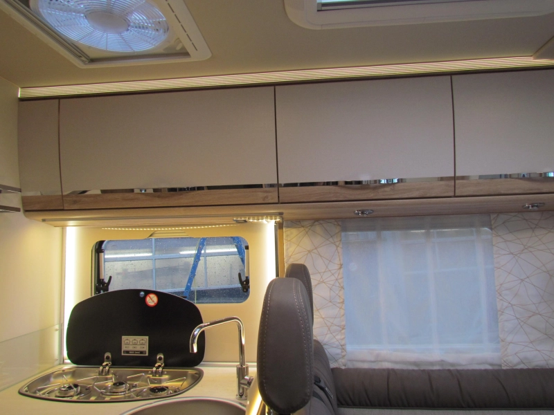 Eura Mobil Profila RS 695 EB Mondial, cama longitudinal y elevable foto: 5