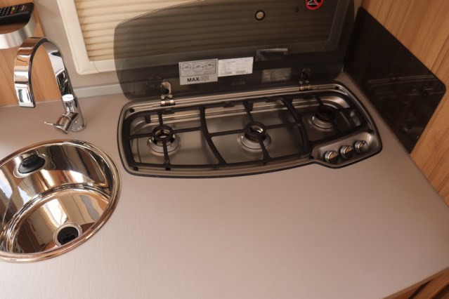 9-speed AUTOMATIC Knaus Platinum Edition Sun TI 650 flat floor single beds (80 photo: 40