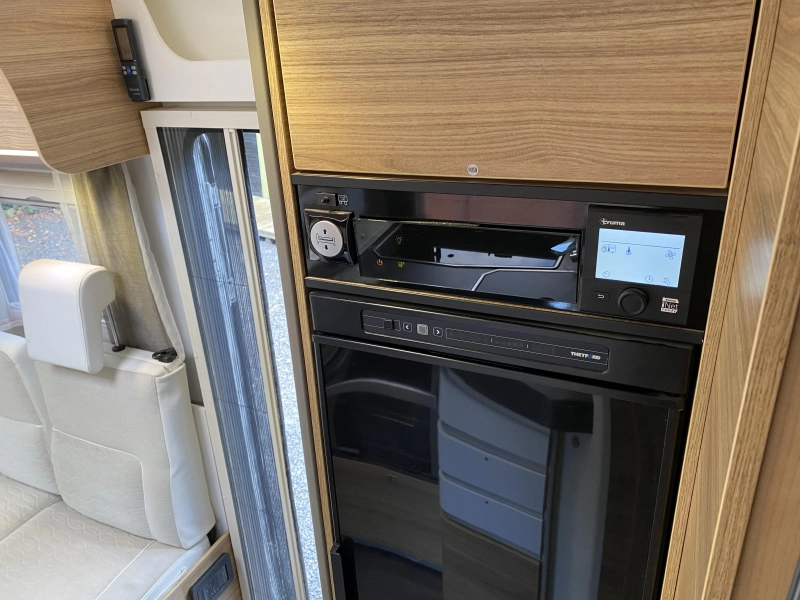 Adria Sonic Plus 700 DC Automaat | Dakairco Level  foto: 12