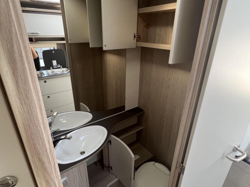 Bürstner Premio Plus 440 TK Met Isabella Ventura tent  foto: 13