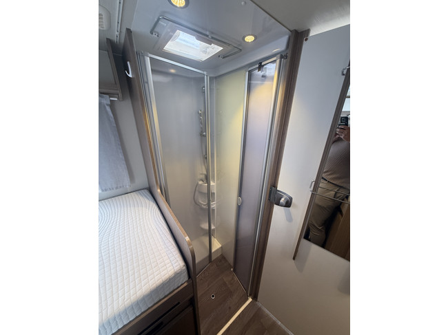 Hymer carado T 447 autom&aacute;tico camas individuales toldo aire acondicionado de techo panel solar antena parab&oacute;lica el&eacute;ctrica TV c&aacute;mara portabicicletas garaje grande nevera XXL foto: 19