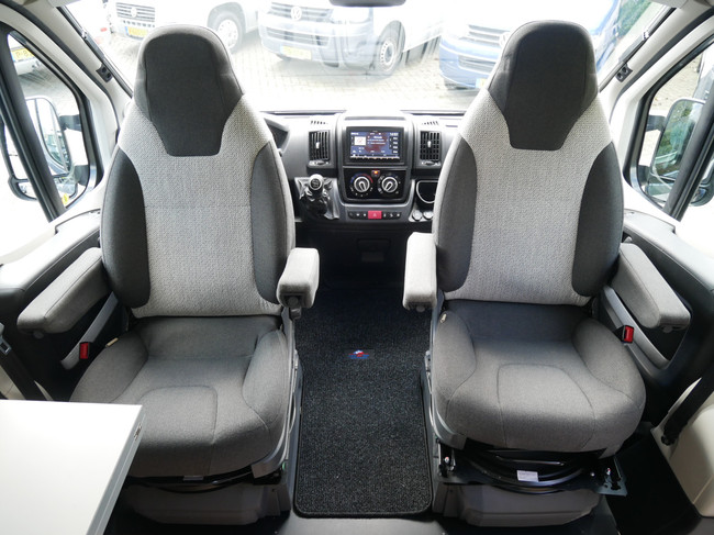 Hymer Yosemite 6 metros, camas individuales, techo elevable, 4 personas foto: 5