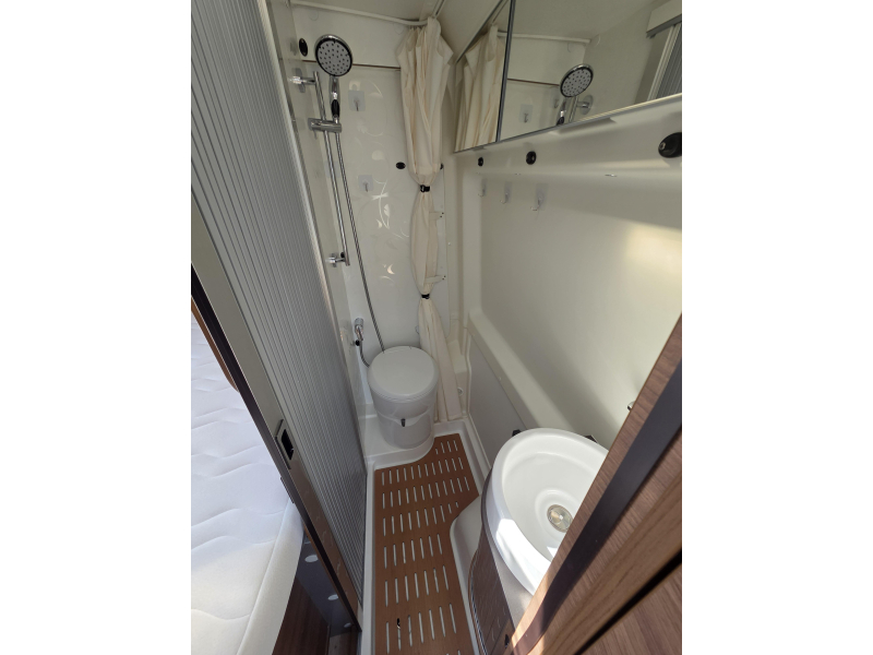 Rapido V 62 Ultieme luxe, frans bed.  foto: 12