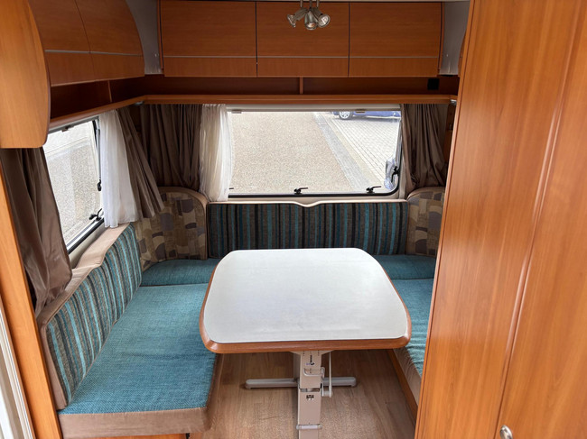 HOME-CAR 526h Racer 470 UE | 2 Enkele bedden | Volautomatische mover | Fietsendrager | Zakluifel | 3-Pits gasfornuis foto: 9