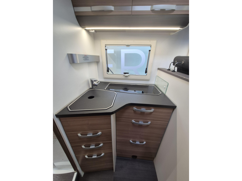 Adria Matrix M 670 SL 160 PS L&auml;ngsbetten Foto: 14
