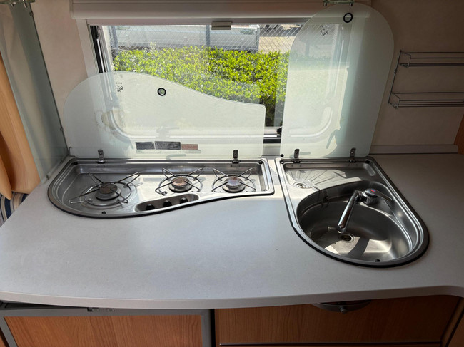 Knaus Azur NL-Premium line | Caravanmover | Fietsenrek | | Douche | 3-Pits gasfornuis | Koelkast + vriesvak foto: 10