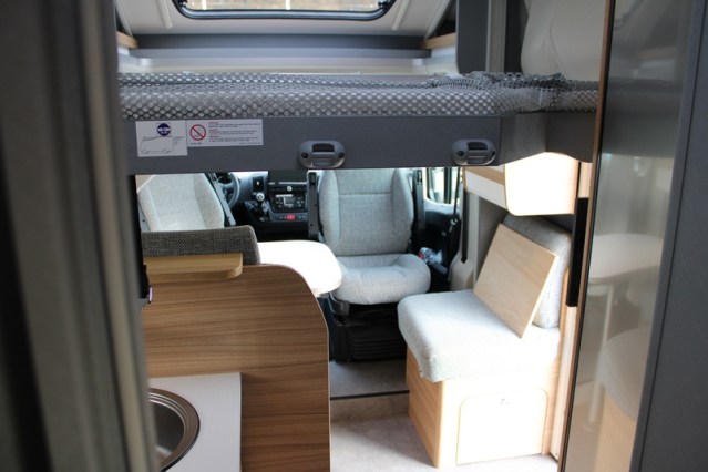 Dethleffs 7052 DBM Just 90 Queenbed + hefbed riante garage (94  foto: 52