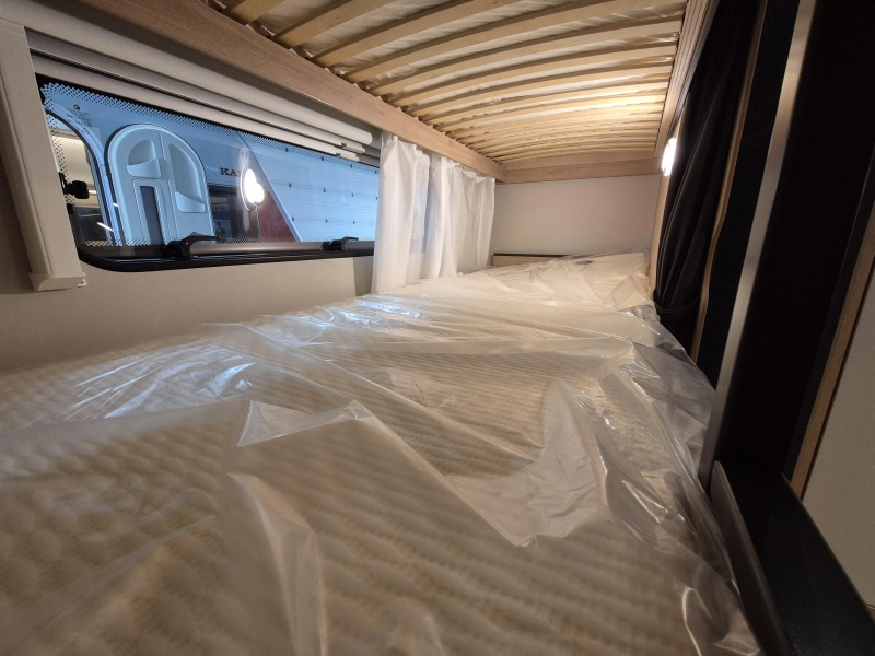 Knaus Sport 500 QDK met 3 stapelbedden!  foto: 10