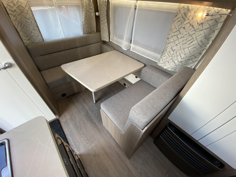 Hobby On Tour 390 SF Train seat, transverse bed photo: 10