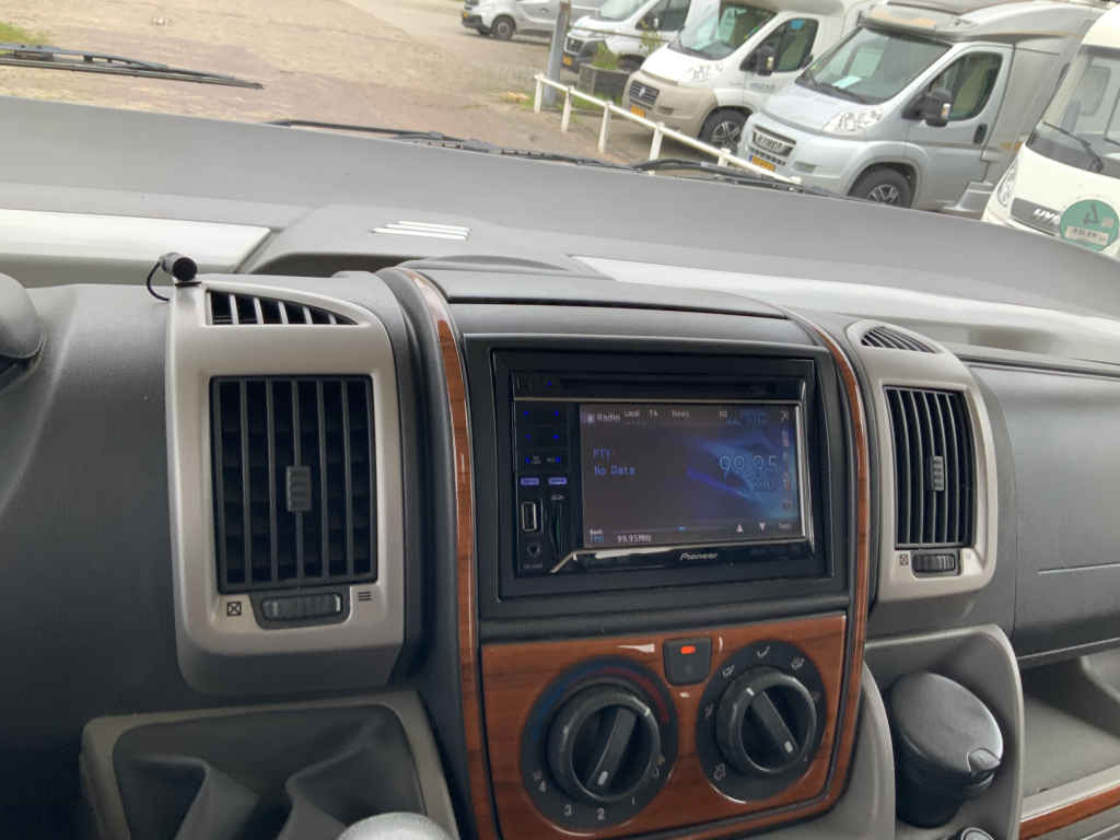 Hymer B 504 SL Integral, Equipado con cama individual trasera y cama abatible delantera, aire acondicionado de motor, chasis Alko, etc., A&ntilde;o 2009 Camper centrum on the road foto: 22